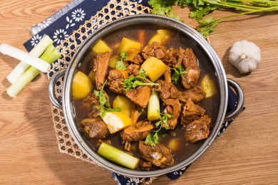 装在铁锅中的土豆和鹅肉