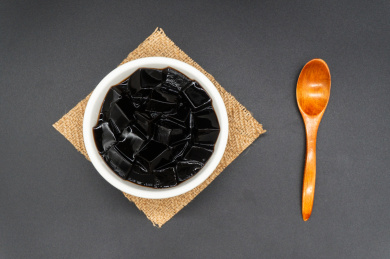 黑背景一碗夏日消暑黑凉粉