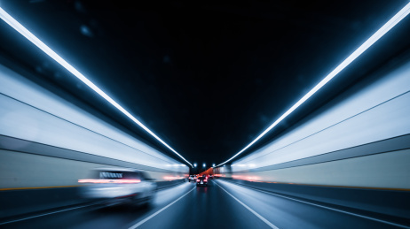 运动模糊的汽车在隧道中行驶