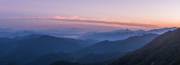 薄刀峰黎明时分朝霞中的群山