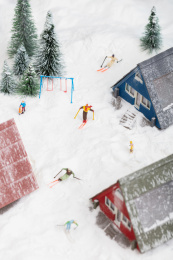 微缩创意滑雪场三角屋度假村与滑雪的小人