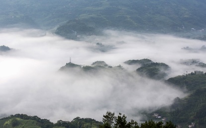 中国四川宜宾横江古镇高山丘壑雾缭绕