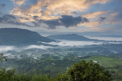 中国四川宜宾横江古镇高山丘壑晨雾缭绕