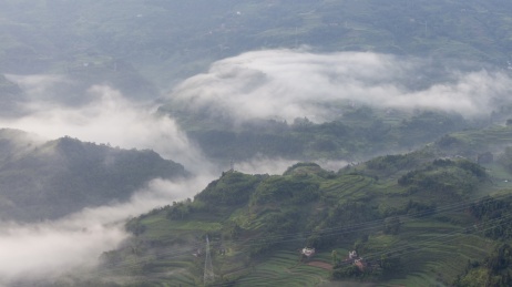 中国四川宜宾横江古镇高山丘壑晨雾缭绕