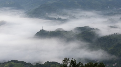 中国四川宜宾横江古镇高山丘壑晨雾缭绕