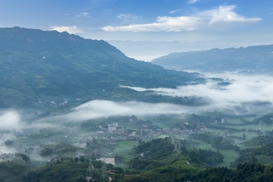 中国四川宜宾横江古镇高山丘壑雾缭绕