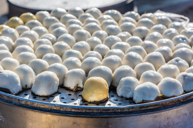 中国农村大集市场上一堆粘豆包