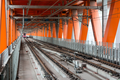 中国重庆轻轨进站