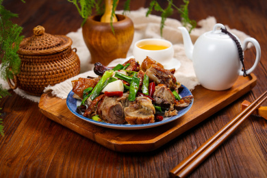 家常小炒菜肴爆炒香酥鸭
