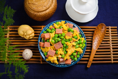 快餐外卖美食小吃香肠豌豆炒鸡蛋
