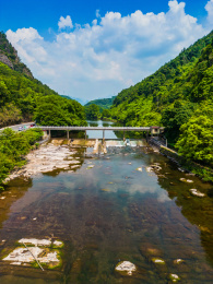 中国广西桂林大圩镇潮田河上的水坝桥梁