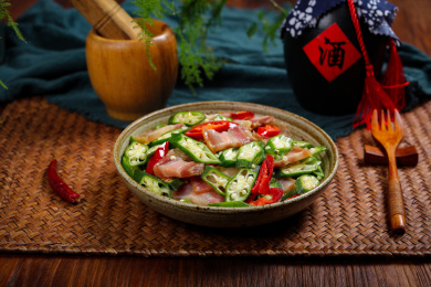 特色农家菜小炒秋葵腊肉