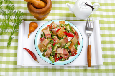 家常小炒菜肴腊肉炒秋葵