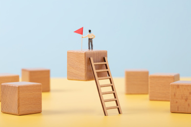 微缩创意悬浮的木块上举着旗子的人