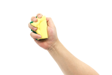 一只手捏紧黄色海绵擦