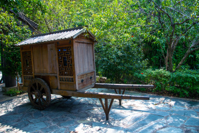 华侨城茶溪谷茶翁古镇展示的古代马车