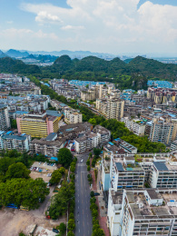 竖屏航拍中国广西桂林七星区三里店周边建筑