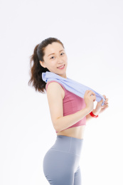 白色背景下 穿运动装的亚洲女性 微笑甜美