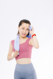 白色背景下 穿运动装的亚洲女性 微笑甜美