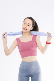 白色背景下 穿运动装的亚洲女性 微笑甜美