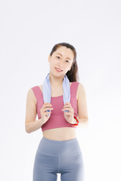 白色背景下 穿运动装的亚洲女性 微笑甜美