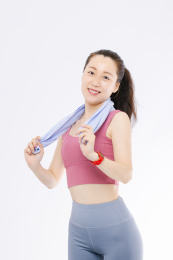 白色背景下 穿运动装的亚洲女性 微笑甜美