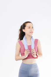 白色背景下 穿运动装的亚洲女性 微笑甜美