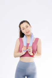 白色背景下 穿运动装的亚洲女性 微笑甜美