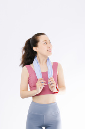 白色背景下 穿运动装的亚洲女性 微笑甜美