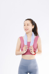 白色背景下 穿运动装的亚洲女性 微笑甜美