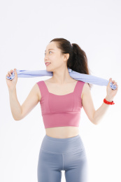 白色背景下 穿运动装的亚洲女性 微笑甜美