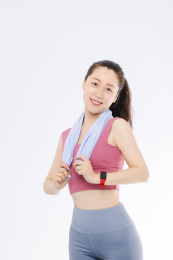 白色背景下 穿运动装的亚洲女性 微笑甜美