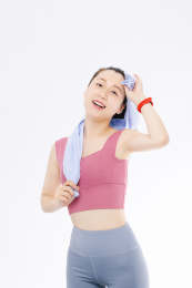 白色背景下 穿运动装的亚洲女性 微笑甜美