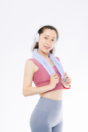 白色背景下 穿运动装的亚洲女性 微笑甜美
