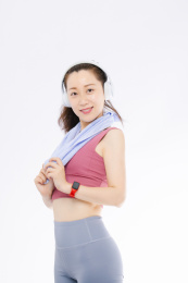 白色背景下 穿运动装的亚洲女性 微笑甜美