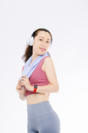 白色背景下 穿运动装的亚洲女性 微笑甜美