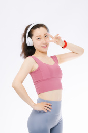白色背景下 穿运动装的亚洲女性 微笑甜美