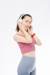 白色背景下 穿运动装的亚洲女性 微笑甜美
