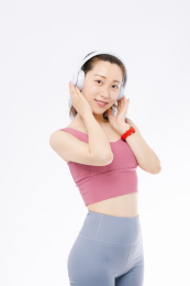 白色背景下 穿运动装的亚洲女性 微笑甜美