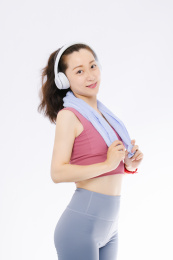 白色背景下 穿运动装的亚洲女性 微笑甜美