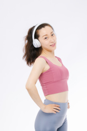 白色背景下 穿运动装的亚洲女性 微笑甜美