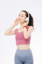 白色背景下 穿运动装的亚洲女性 微笑甜美