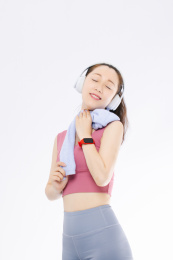 白色背景下 穿运动装的亚洲女性 微笑甜美