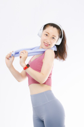 白色背景下 穿运动装的亚洲女性 微笑甜美