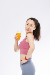 白色背景下 身穿运动装的亚洲女青年