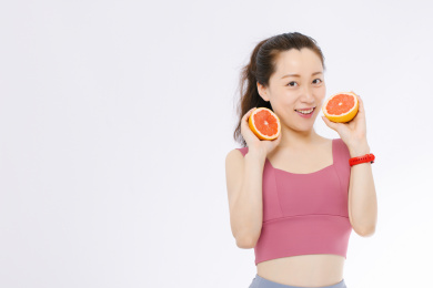 白色背景下 身穿运动装的亚洲女青年