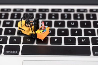 叉车在键盘上运输货柜