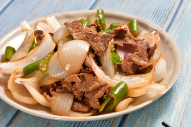 一碟青椒洋葱炒肉片