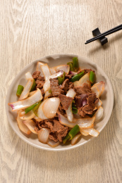 一碟青椒洋葱炒肉片