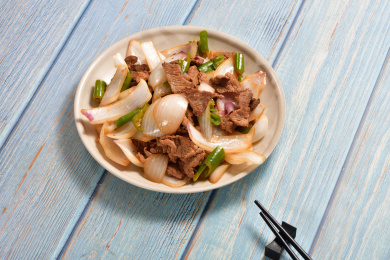 一碟青椒洋葱炒肉片